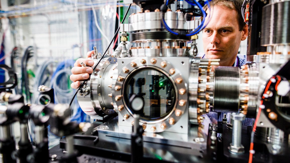 DESY-Forscher Anton Barty am European XFEL, einem Freie-Elektronen-Laser mit Röntgenstrahlung.